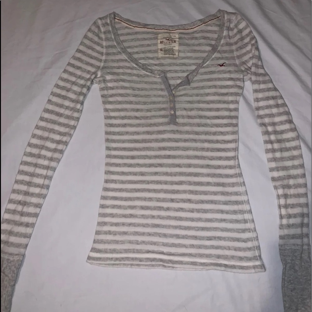 Hollister top size M.